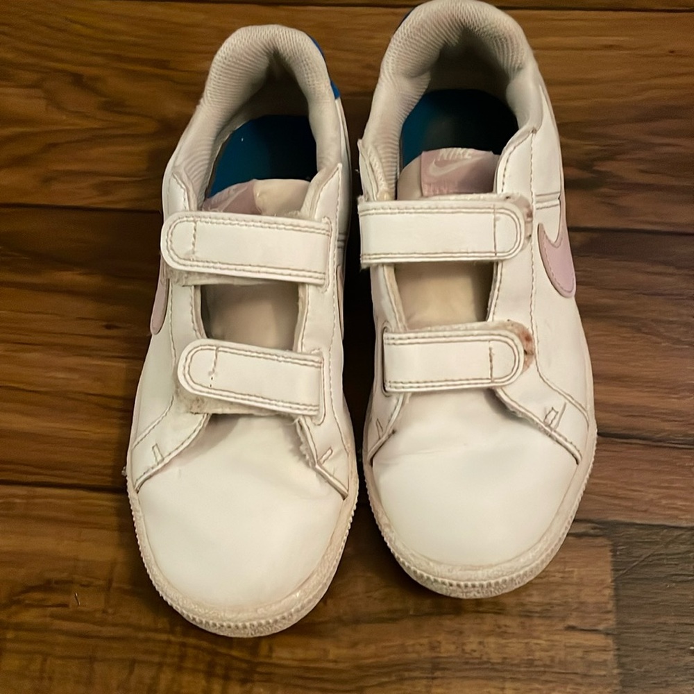 Tenis shoes Nike, white color , size 2.5 Y